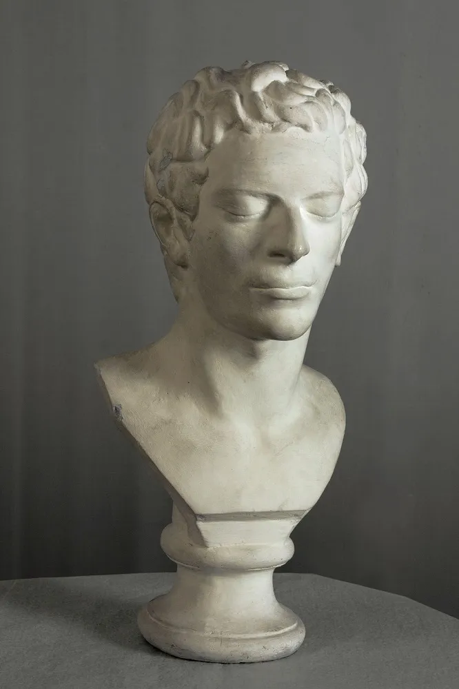 Ю. Страусова. Портрет Романа. 1996. Гипс. Музей НАИИ.