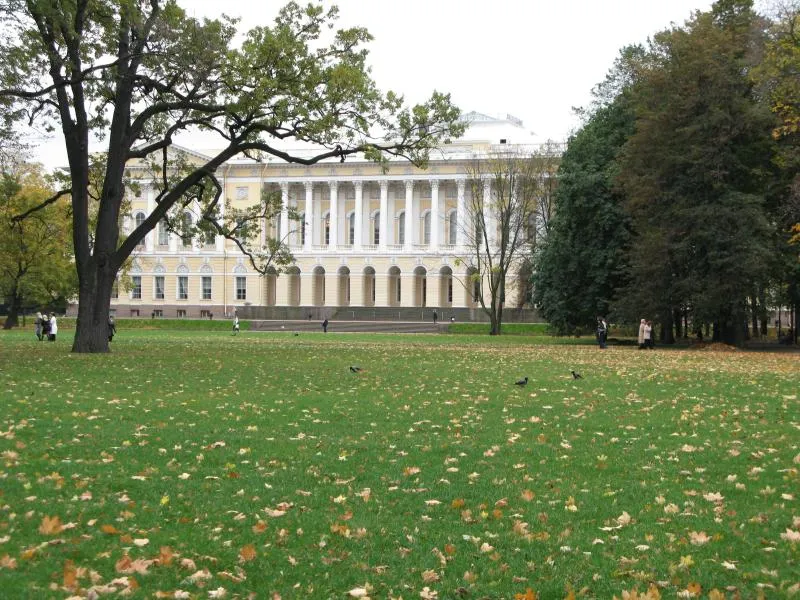 Личное знакомство с деревьями-патриархами Михайлов-ского сада и их окружением. Экскурсия по Михайловскому саду