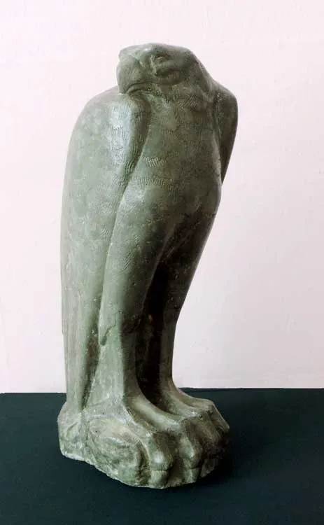 Цаплин Д.Ф. Сокол. 1940-е гг. Искусственный камень, тонировка. 36,2х12,5х21,5. Собрание ГХМАК