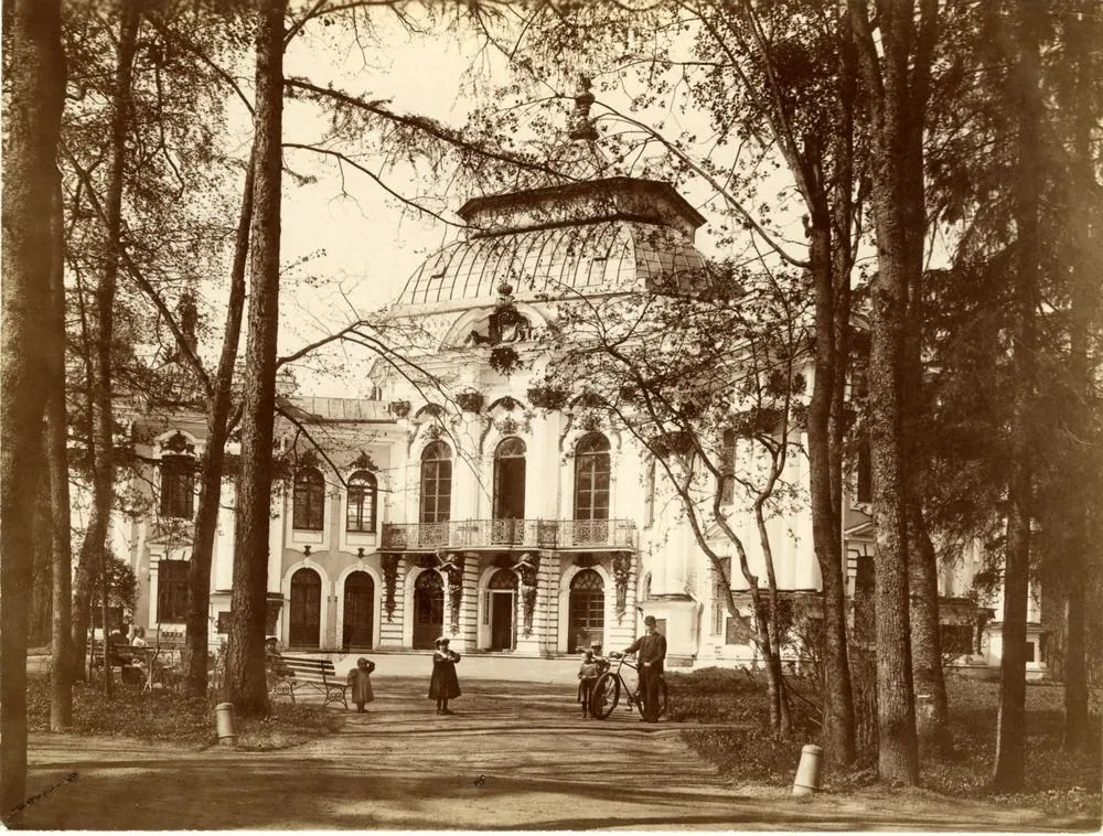 Фотограф А.К. Ержемский. Царское Село. Главный фасад Эрмитажа. 1902. Альбуминовый отпечаток.
