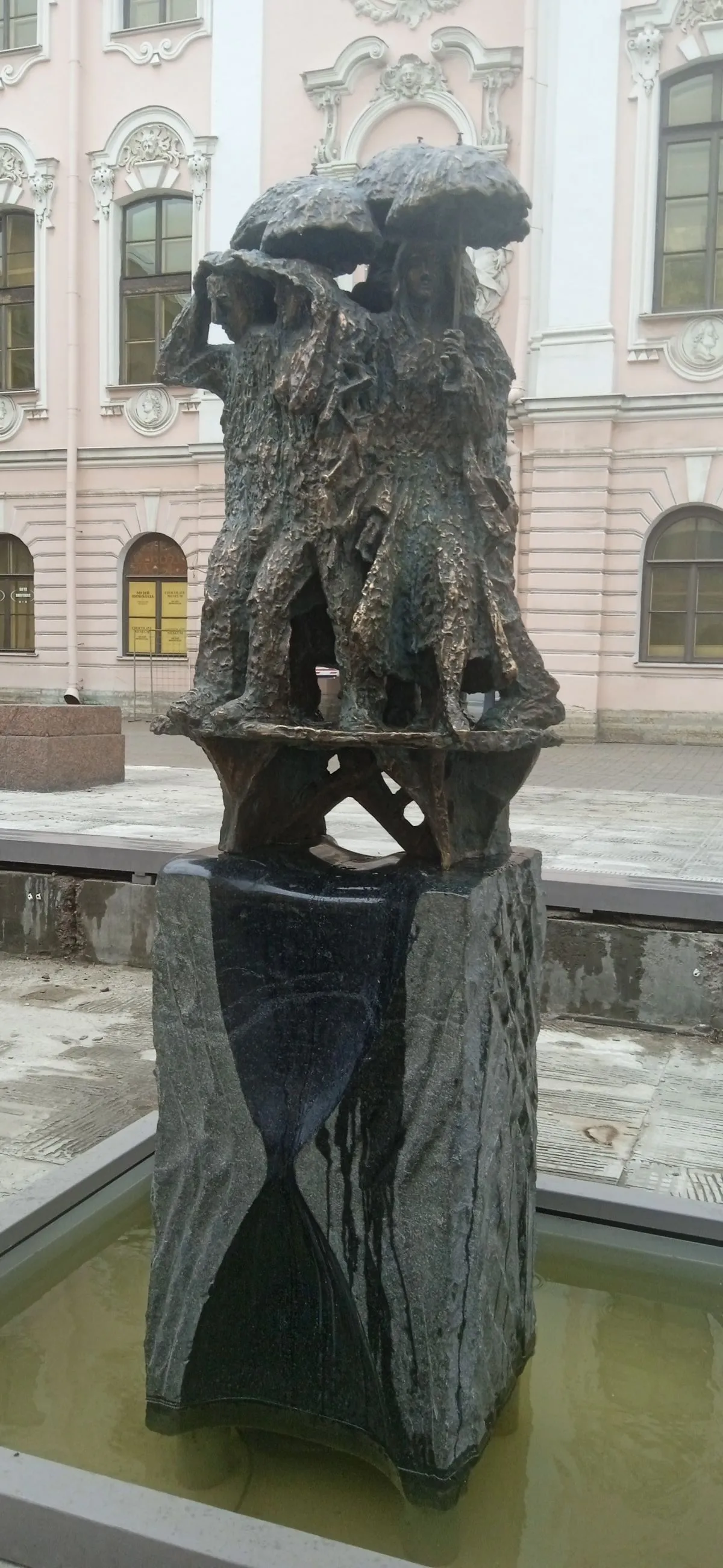Д. Каминкер. Фонтан. 2022. Гранит, бронза