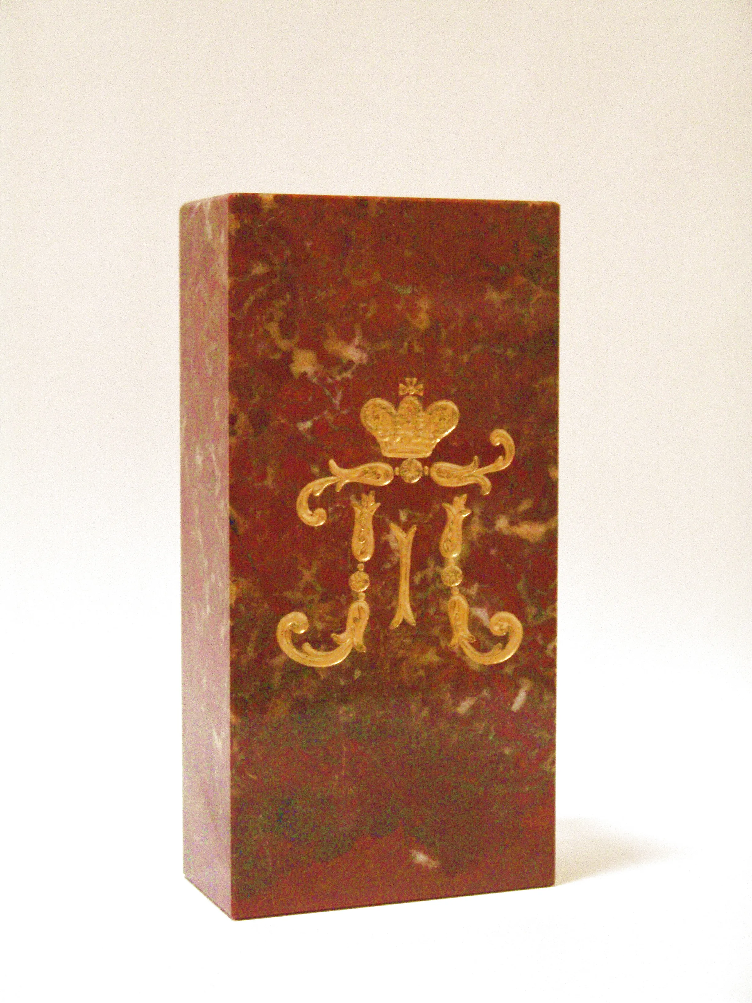 Кирпич для закладки Михайловского замка. Копия 2003 г., выполненная в ООО «Царскосельская янтарная мастерская». Яшма, золочение, резьба.