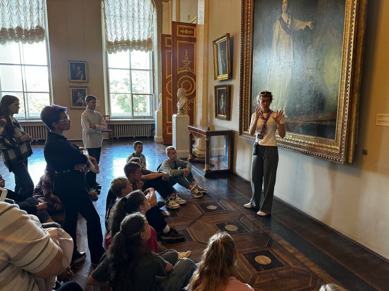 В Русском музее завершилась серия мероприятий «Разговоры об искусстве на жестовом языке»