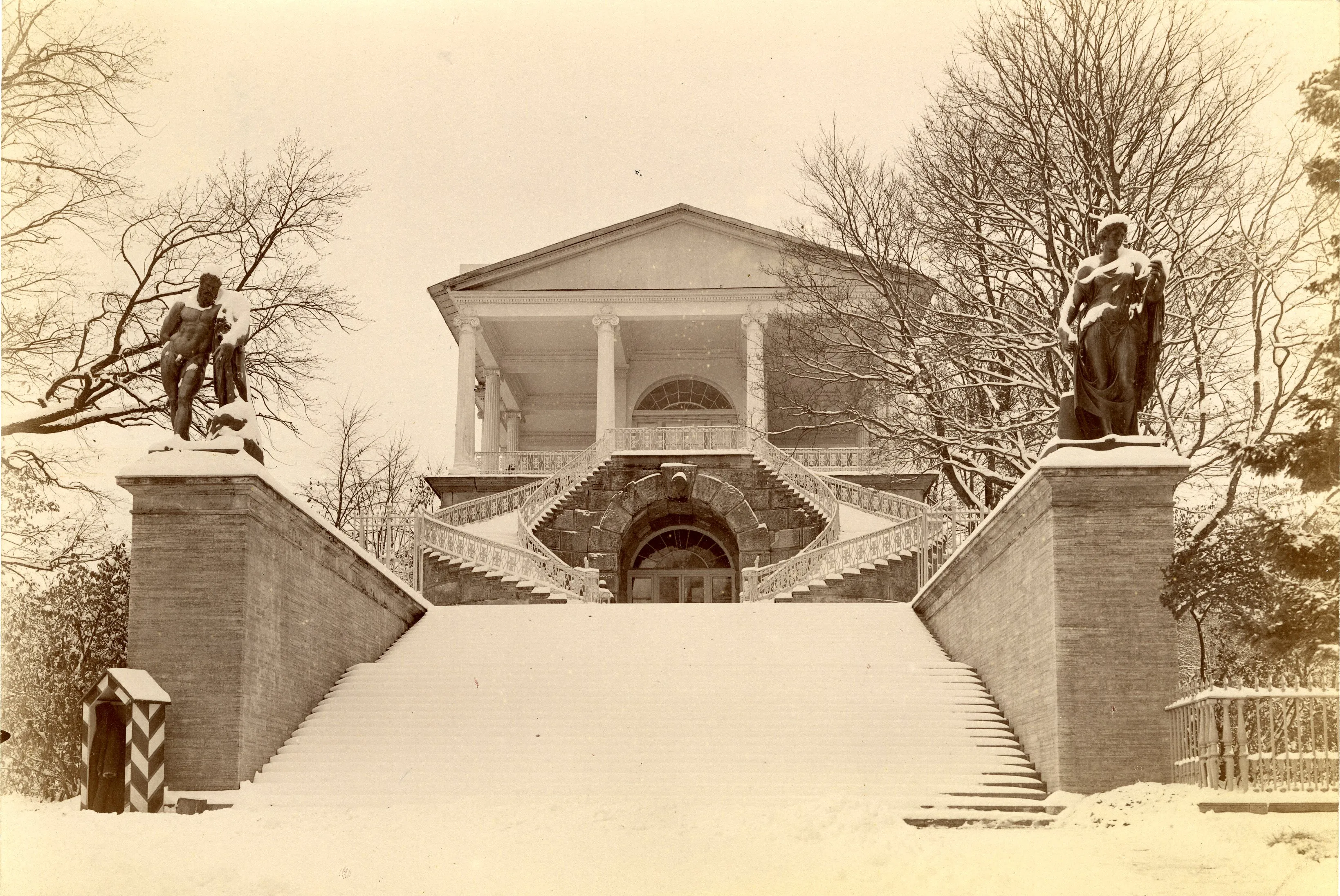 Неизвестный фотограф. Царское Село. Камеронова галерея зимой. 1900-е. Альбуминовый отпечаток. 16,5х23,7 