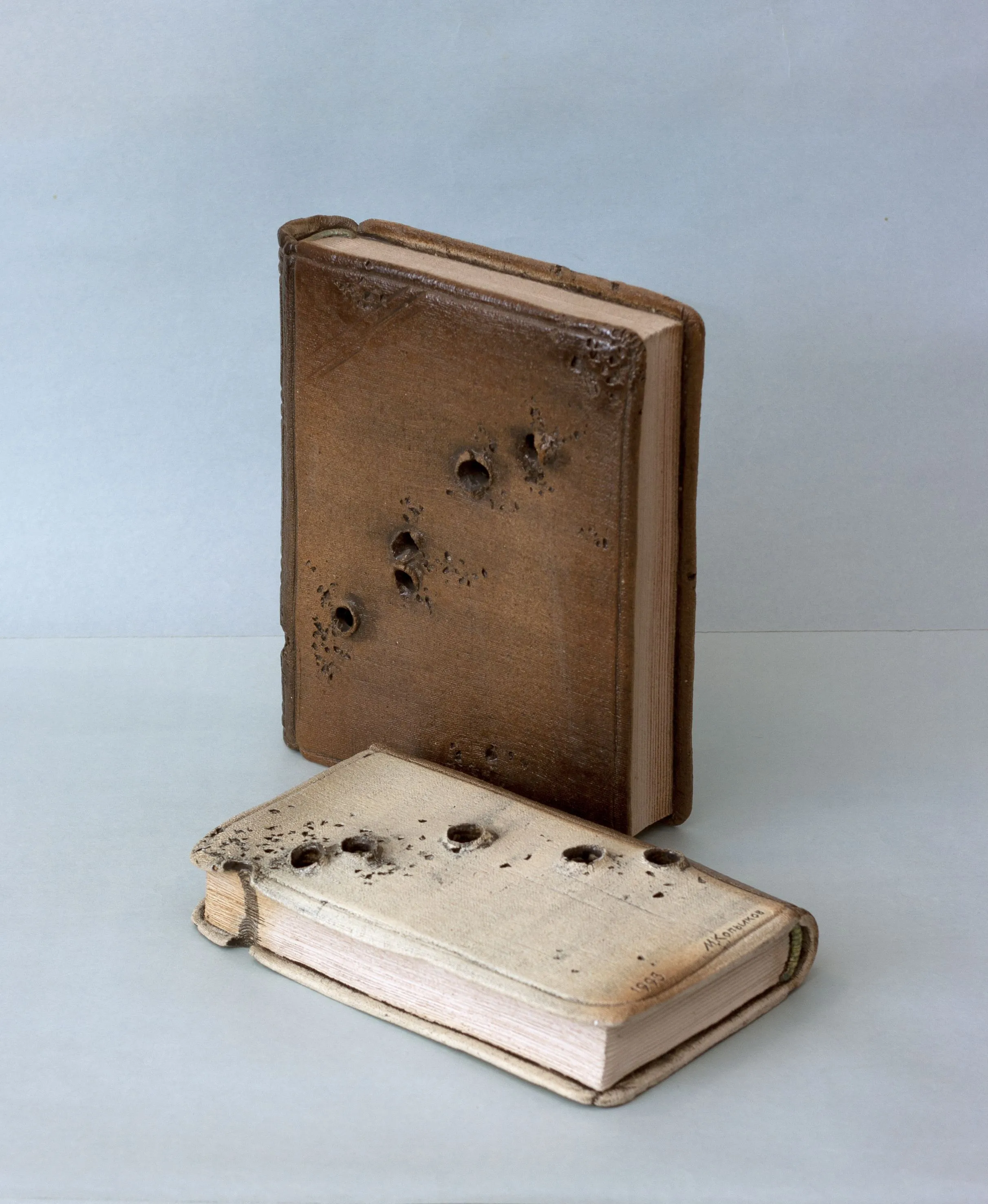 Михаил Копылков. Книги-жертвы. Керамика. 1995. 37 х 31 х 11; 34,5 х 21,5 х 7.
