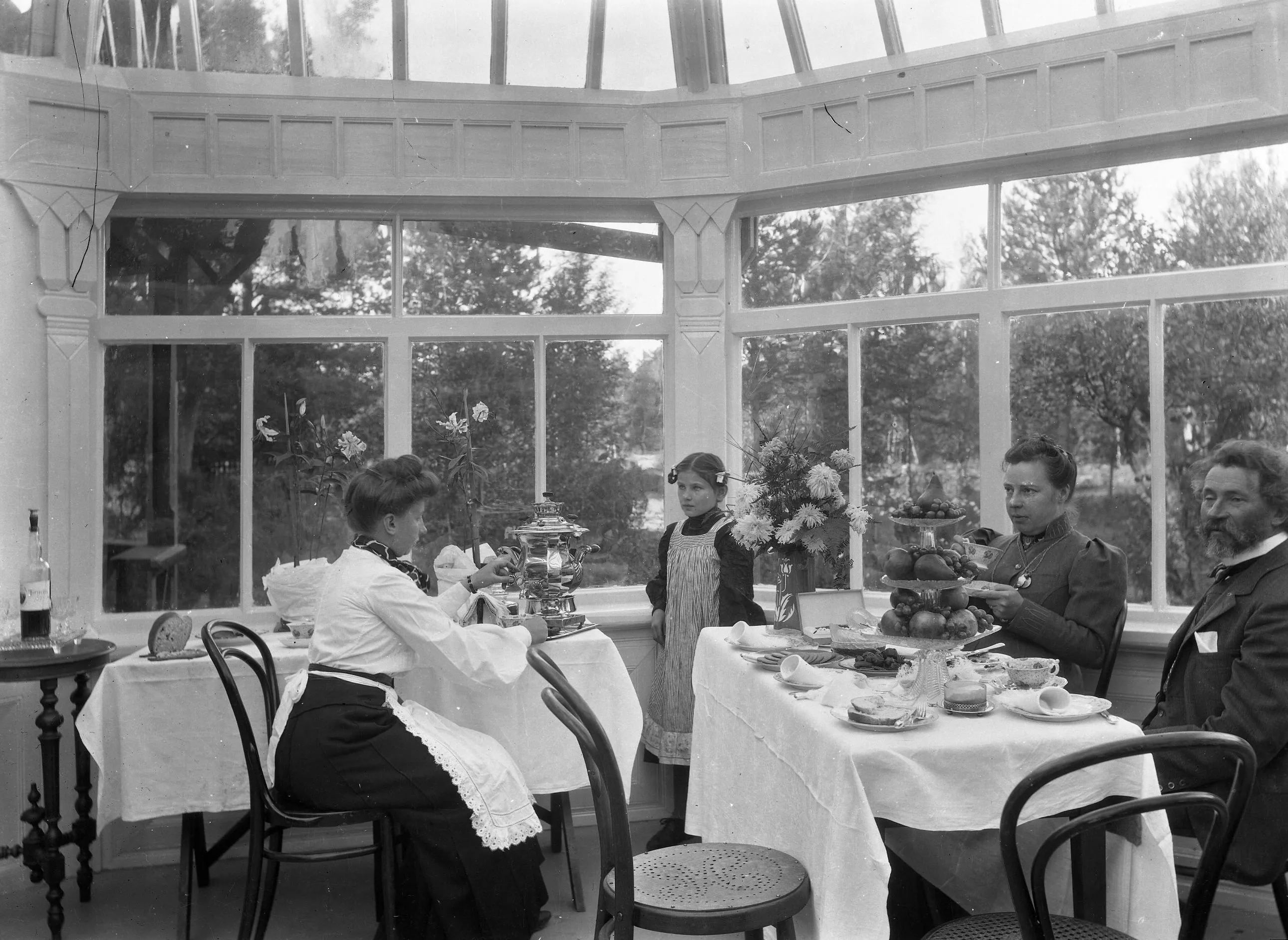 Неизвестный фотограф. Куоккала. Художник И. Е. Репин в кругу семьи на веранде дачи «Пенаты». 1900-е. Бромосеребряный отпечаток. 18х24 