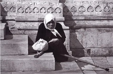 Лавра. Из серии «Паперть». 1974