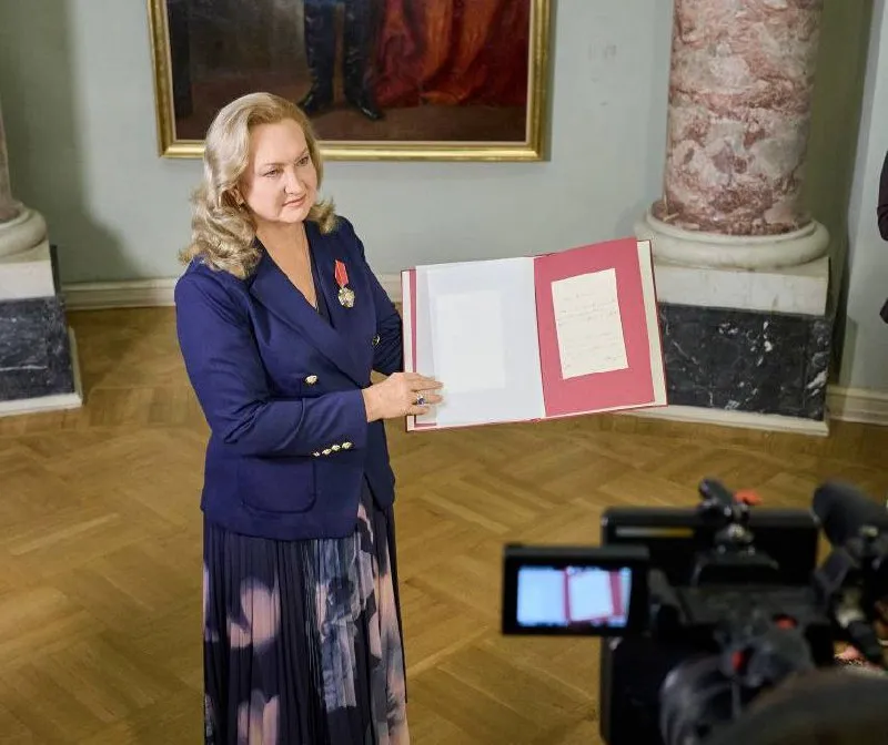 Председатель Наблюдательного Совета Фонда «Елисаветинско-Сергиевское просветительское общество» Анна Громова поздравила Русский музей с 225-летием Михайловского (Инженерного) замка