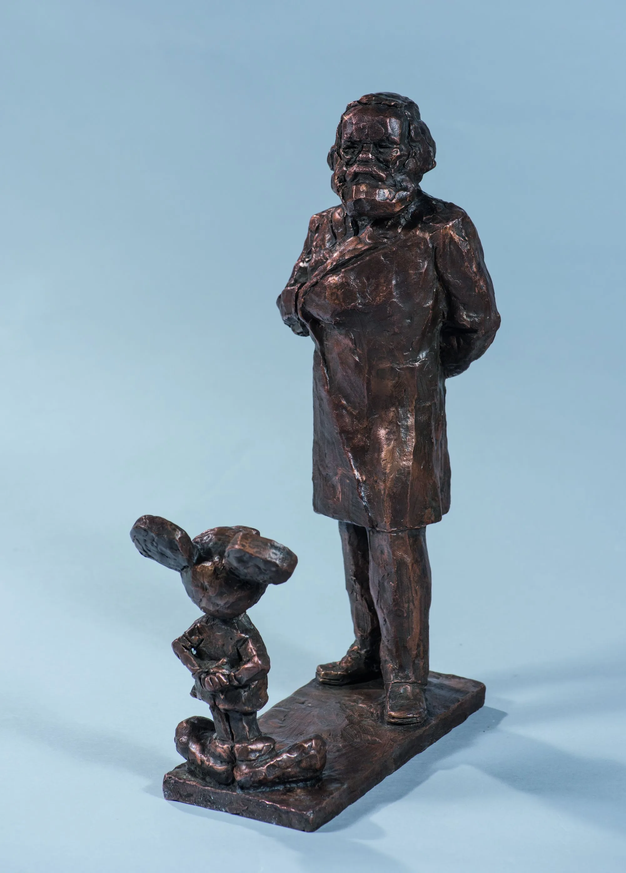 8.	Леонид Соков. Микки и Маркс. 2011. Бронза патинированная. 48,3 х 29,2 х 12,7. Частное собрание