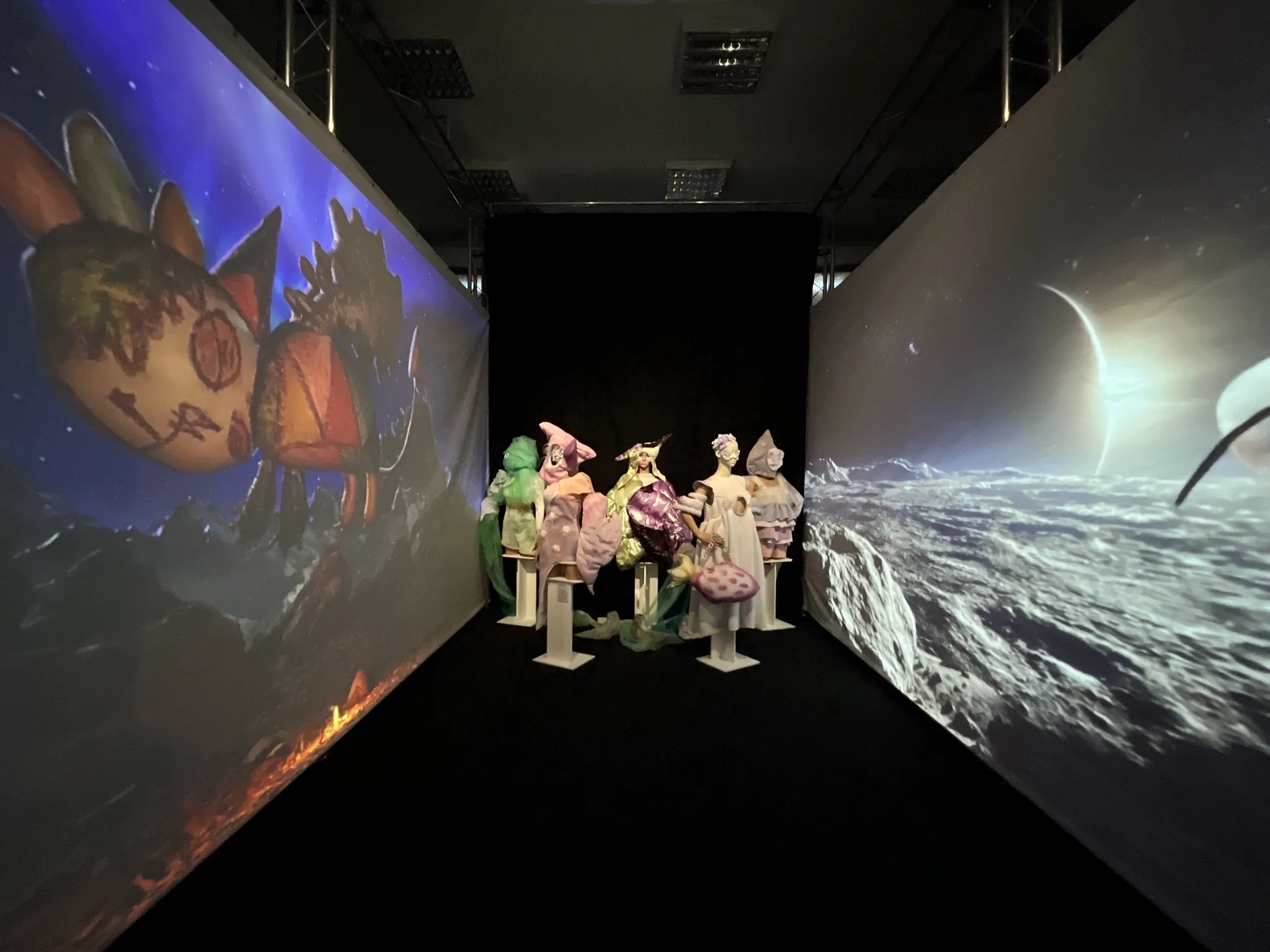 Русский музей приглашает на интерактивный спектакль-променад «Следующая остановка – дом» по выставке «Особенный мир»