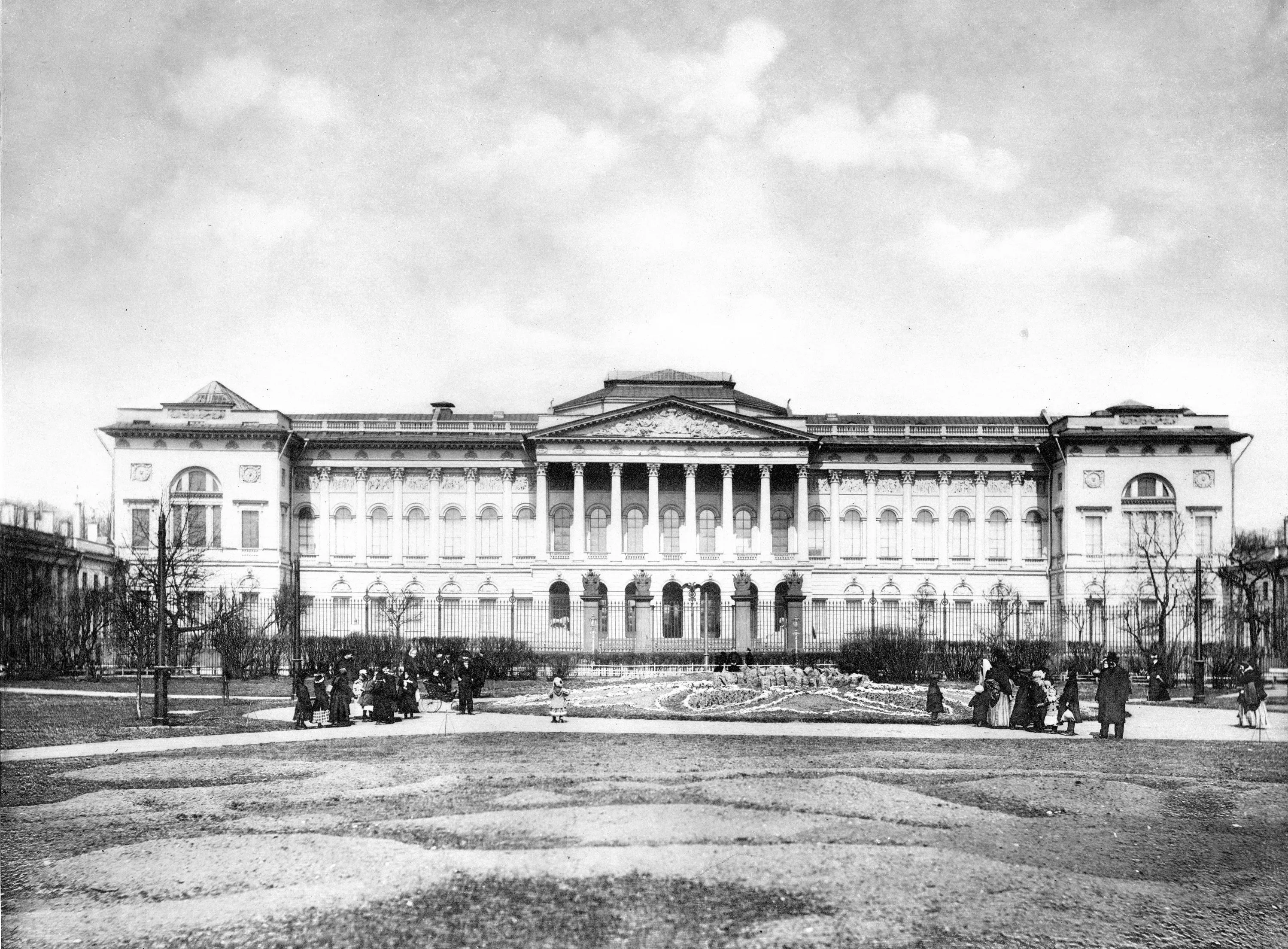 Фотограф К.К. Булла (1855-1929). Русский Музей Императора Александра III. До 1902 Лист из альбома к 200-летию Петербурга. Издание Р. Шустера в Берлине. Фотогравюра. Л.: 36,3 х 47,3; И.: 21,1 х 28,7