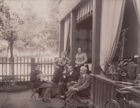 Семья Сомовых на даче в Павловске. Неизвестный фотограф. 1892. Бромосеребряный отпечаток. Л.: 24 х 33,9; и.: 17,6 х 22,8. Сидят: К. А. Сомов, А. А. Сомов, А. И. Сомов; стоят: А. А. Сомова, Н. К. Сомова (1835–1906)