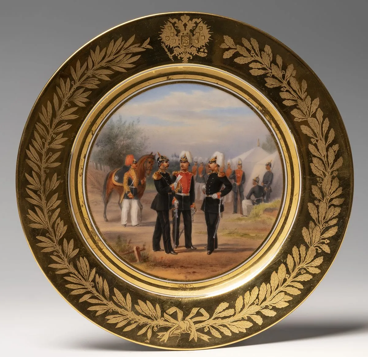 Тарелка с изображением чинов лейб-гвардии Измайловского полка. 1876. Автор эскиза росписи – Петр Балашов. Исполнитель росписи – Александр Миронов. ИФЗ. Фарфор, травление, роспись надглазурная, золочение, эмаль.