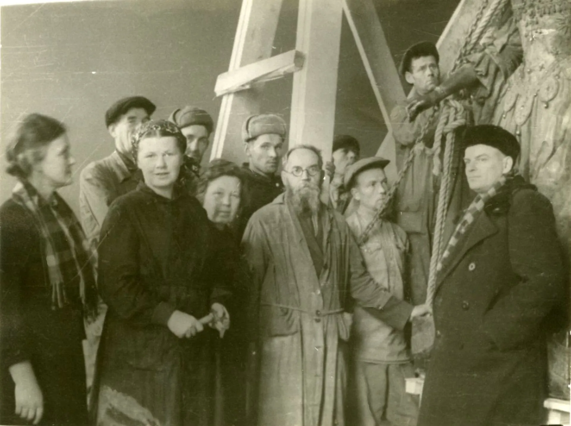 О.В. Волкова, В.В. Алексеева, Л.С. Пушникова, Г.М. Преснов, П.К. Балтун и рабочие Русского музея. Послевоенная экспозиция. Установка скульптуры Б.К. Растрелли «Анна Иоанновна». Октябрь 1946