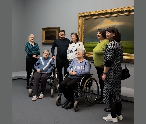 «Искусство — это ещё одна жизнь»: рассказываем о днях особого посещения по выставке «Архип Куинджи. Иллюзия света» для людей с инвалидностью и ветеранов СВО