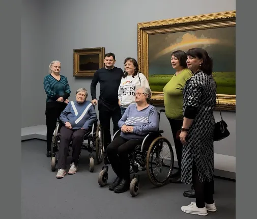 «Искусство — это ещё одна жизнь»: рассказываем о днях особого посещения по выставке «Архип Куинджи. Иллюзия света» для людей с инвалидностью и ветеранов СВО