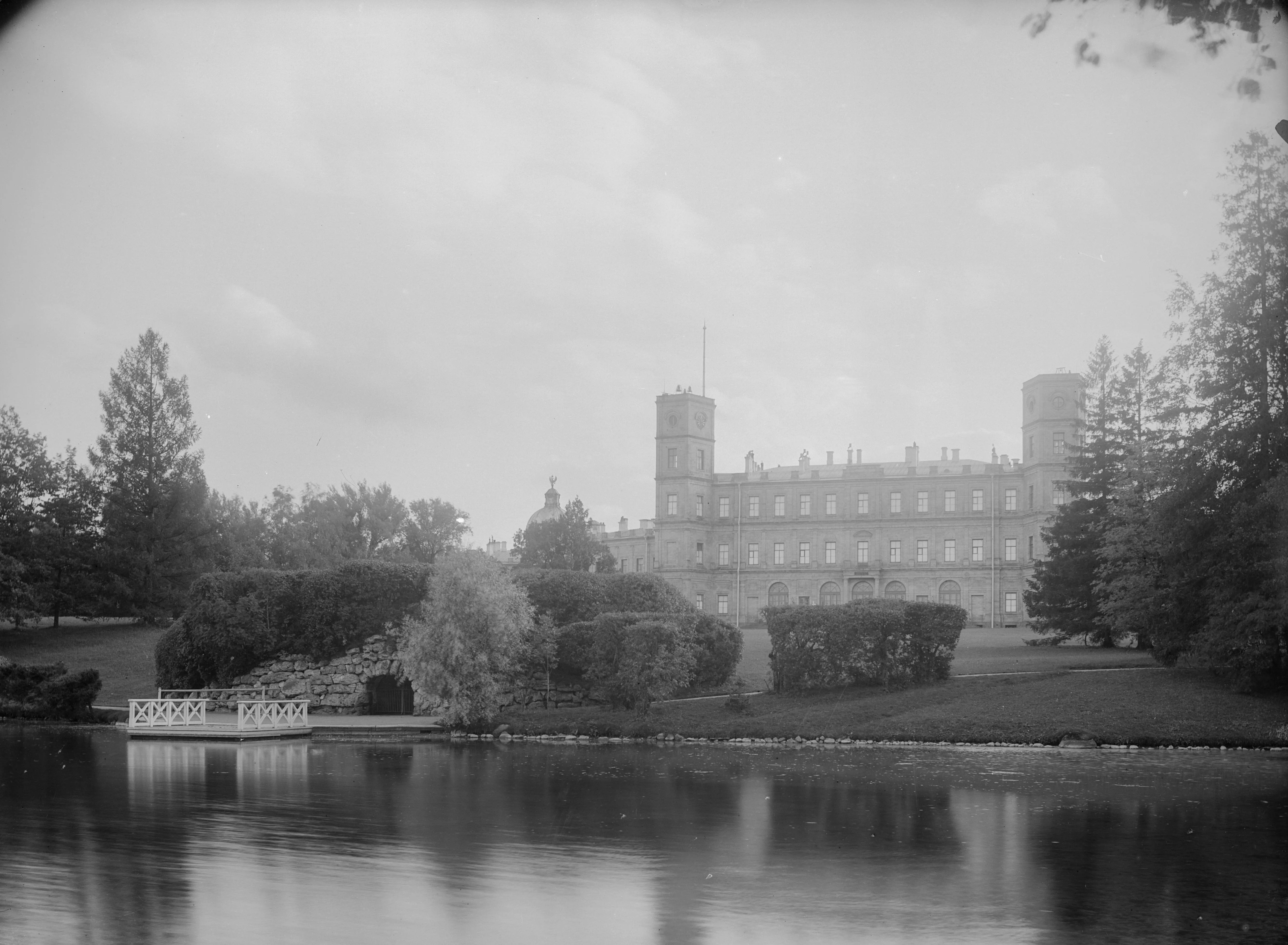 А. К. Ержемский. Гатчина. Вид на дворец со стороны парка. 1900-е.  Бромосеребряный отпечаток. 18х24
