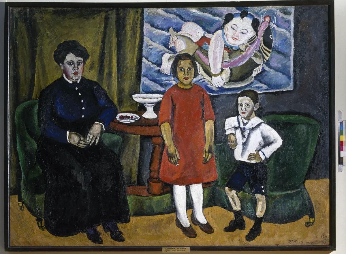 Семейный портрет (на фоне китайского панно)