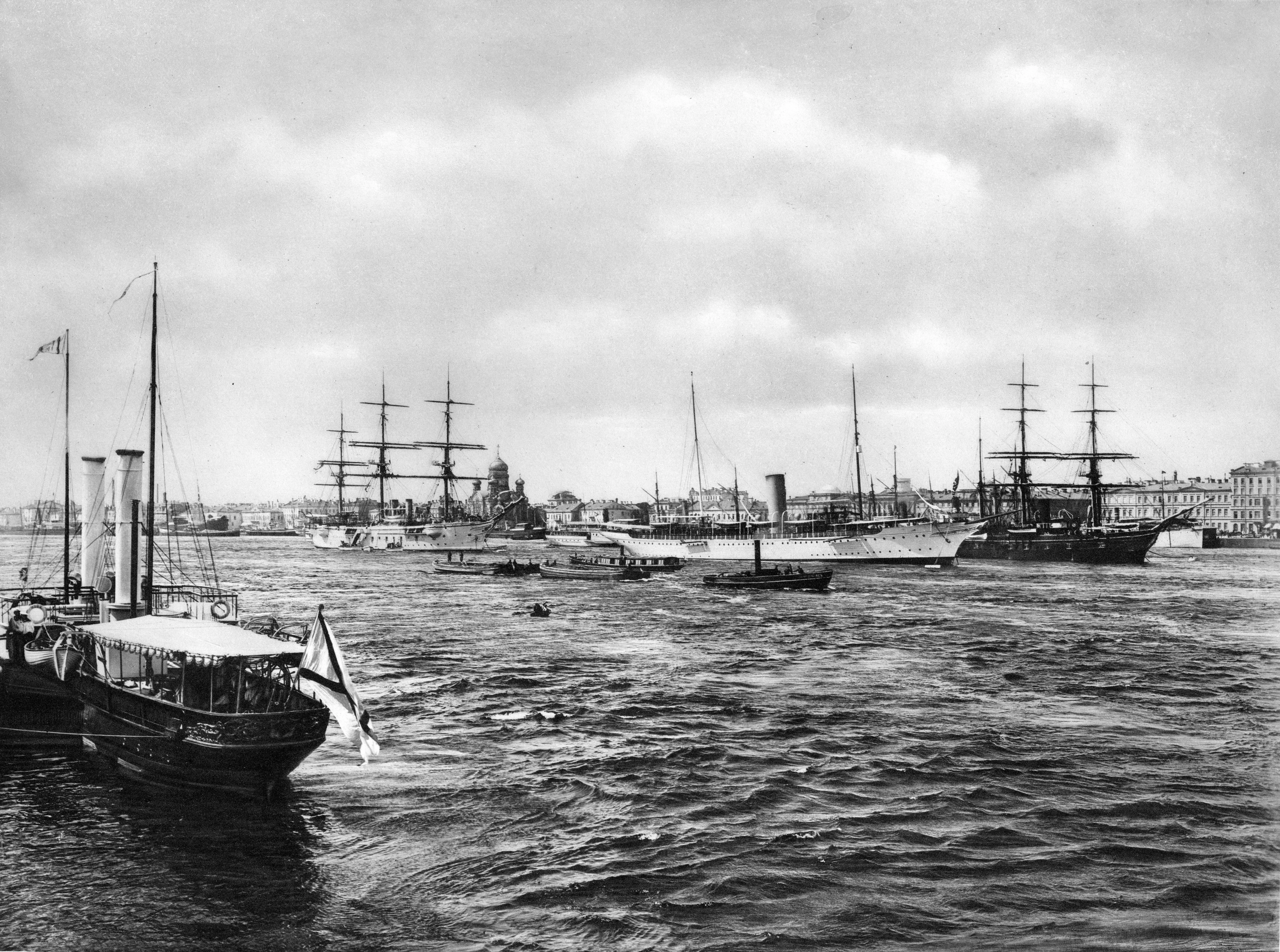 Фотограф К.К. Булла (1855-1929). Нева. Николаевская набережная. До 1902. Лист из альбома к 200-летию Петербурга. Издание Р. Шустера в Берлине. Фотогравюра. Л.: 36,3 х 47,3; И.: 21,1 х 28,7