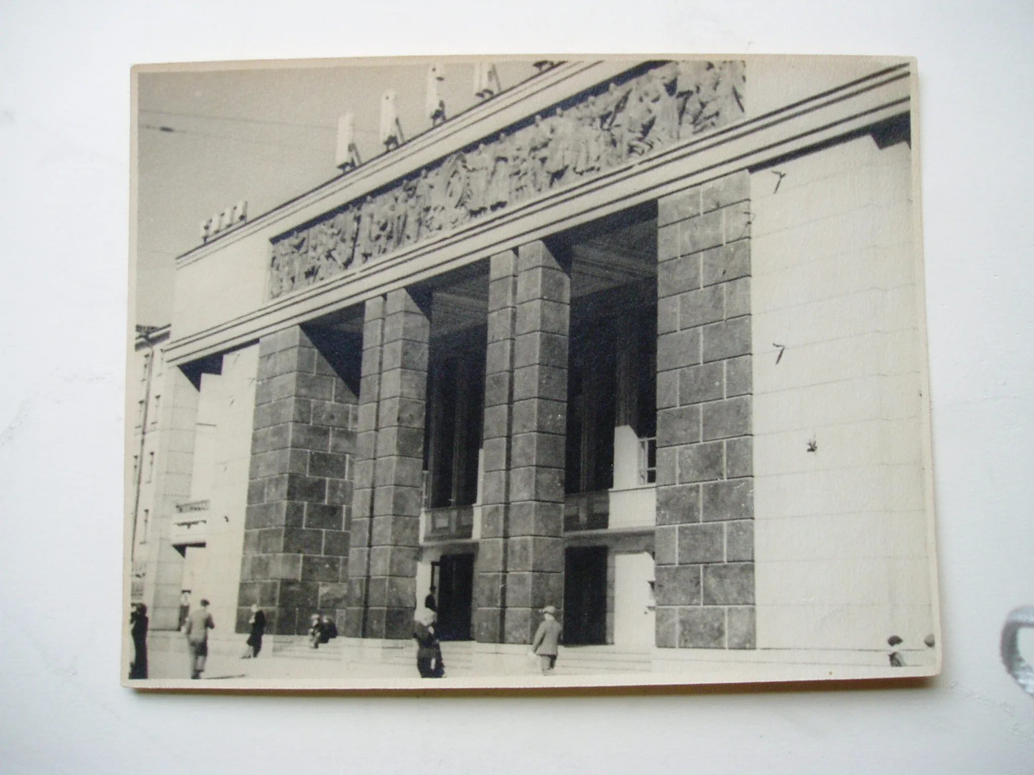 Л. Хидекель. Фасад кинотеатра «Москва». Ленинград, 1936–1939. Фотография