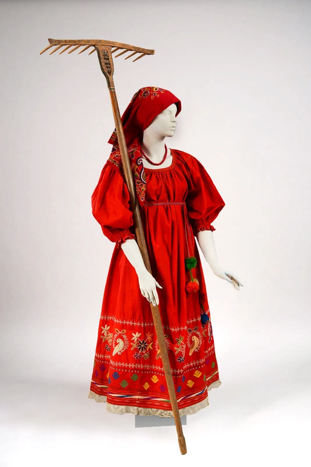 Рубаха-покосница. ХIХ век Ярославская губерния Кумач, браное ткачество, кружево, вышивка тамбуром. ГРМ.