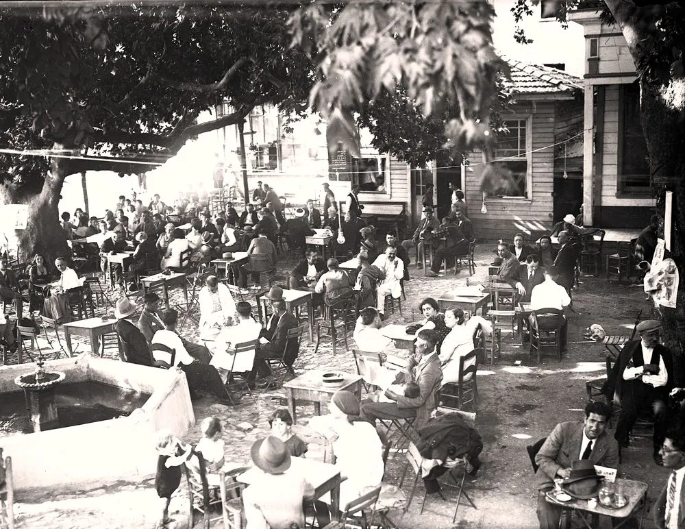 Неизвестный фотограф. Открытое кафе/чайная. Начало 1930-х. Suna and İnan Kıraç Foundation Photography Collection, Стамбул.