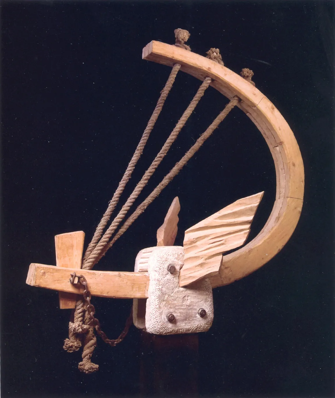 Александр Соколов. Русская лира. 1985. Камень, дерево, металл, канат