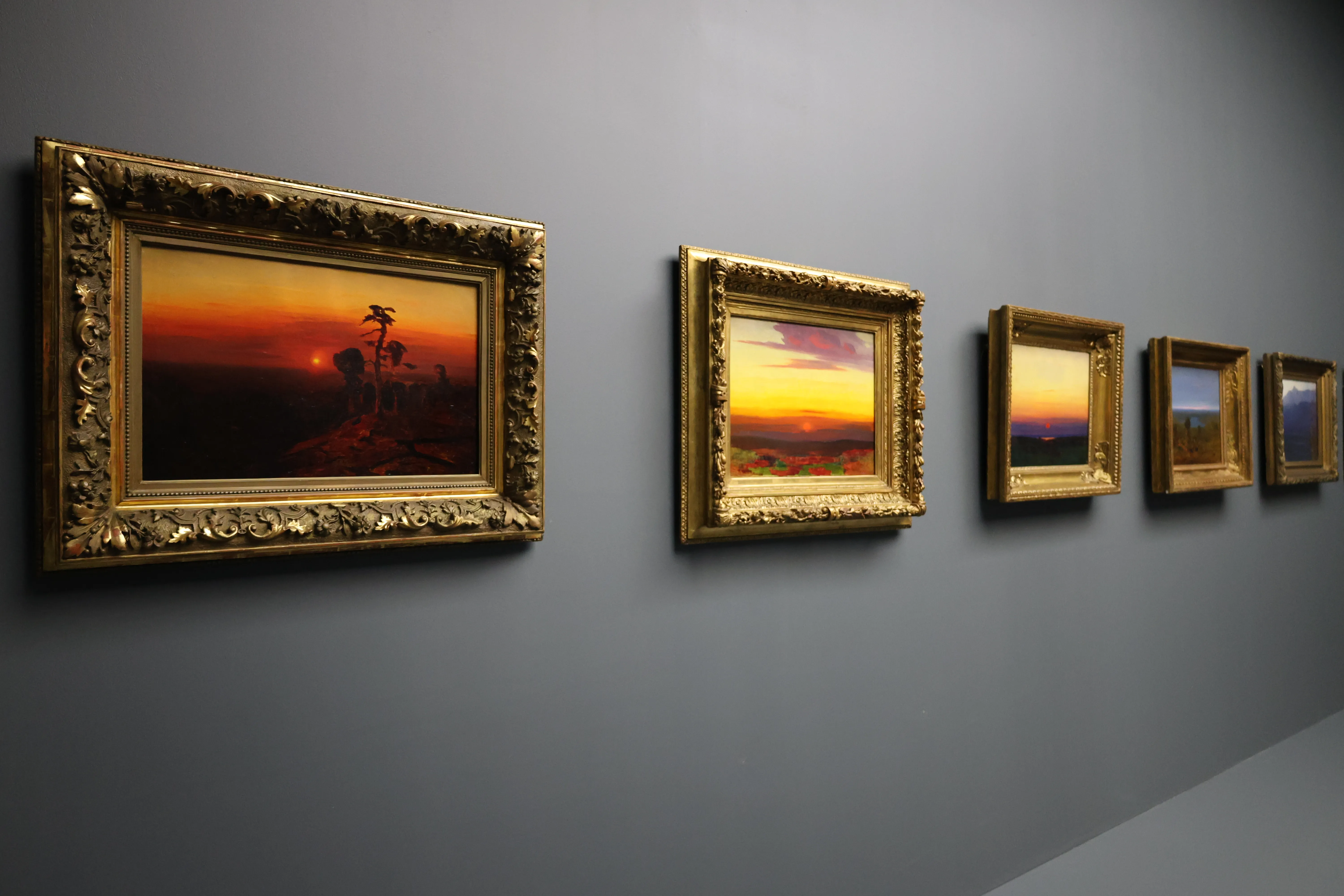 Художественный руководитель – директор театра им. В.Ф. Комиссаржевской Виктор Минков поблагодарил генерального директора Русского музея Аллу Манилову за подарок в Международный день театра