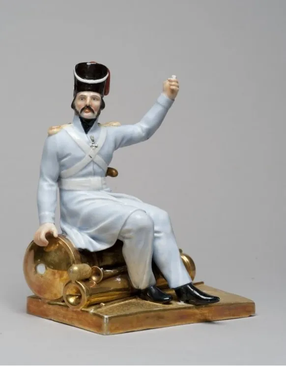 Казак, сидящий на мортире. 1814. Императорский фарфоровый завод. Фарфор, роспись надглазурная, золочение, цировка. ГРМ